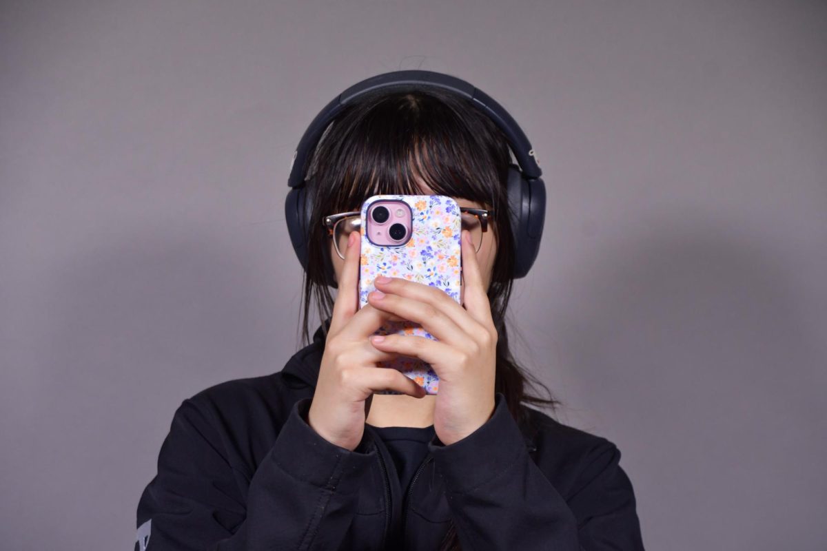 Students discuss cell phone ban